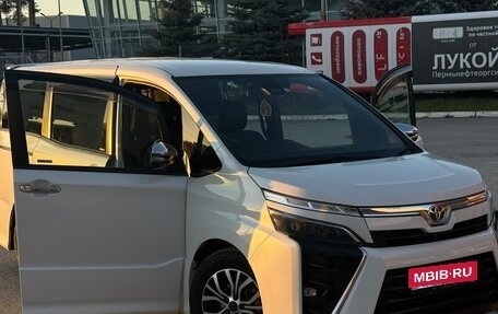 Toyota Voxy III, 2019 год, 2 410 000 рублей, 14 фотография