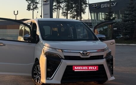 Toyota Voxy III, 2019 год, 2 410 000 рублей, 15 фотография