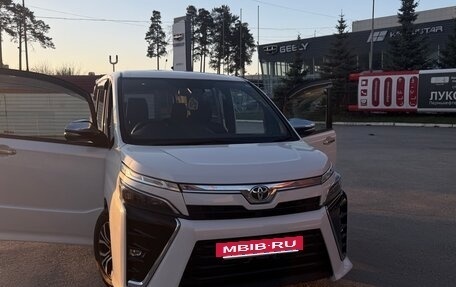 Toyota Voxy III, 2019 год, 2 410 000 рублей, 13 фотография