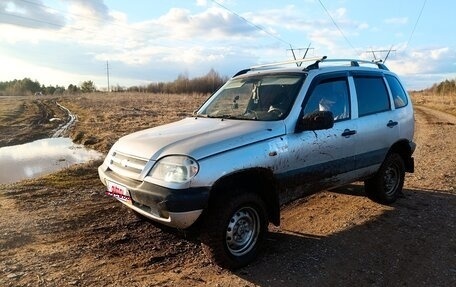 Chevrolet Niva I рестайлинг, 2004 год, 280 000 рублей, 1 фотография