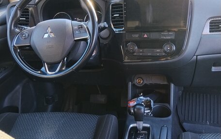 Mitsubishi Outlander III рестайлинг 3, 2016 год, 1 680 000 рублей, 7 фотография