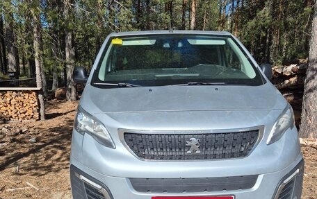 Peugeot Traveller I, 2018 год, 1 960 000 рублей, 27 фотография