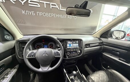 Mitsubishi Outlander III рестайлинг 3, 2022 год, 2 900 000 рублей, 8 фотография