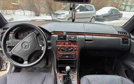 Mercedes-Benz E-Класс, 1997 год, 530 000 рублей, 9 фотография