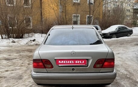 Mercedes-Benz E-Класс, 1997 год, 530 000 рублей, 3 фотография