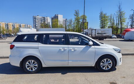 KIA Carnival III, 2016 год, 2 200 000 рублей, 3 фотография