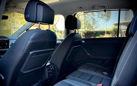 Volkswagen Touran III, 2022 год, 4 218 910 рублей, 5 фотография