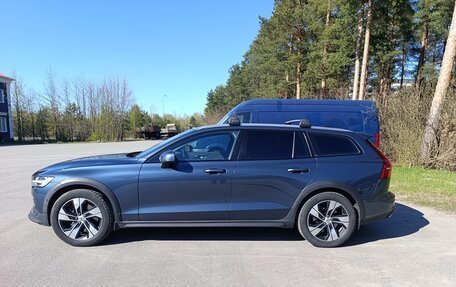 Volvo V60 Cross Country II, 2021 год, 3 700 000 рублей, 7 фотография