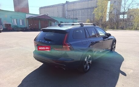 Volvo V60 Cross Country II, 2021 год, 3 700 000 рублей, 3 фотография