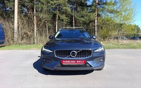 Volvo V60 Cross Country II, 2021 год, 3 700 000 рублей, 6 фотография