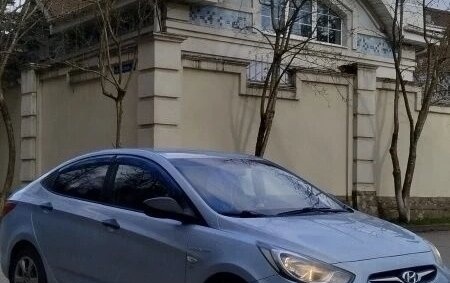Hyundai Solaris II рестайлинг, 2011 год, 700 000 рублей, 3 фотография