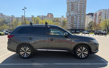 Mitsubishi Outlander III рестайлинг 3, 2021 год, 2 300 000 рублей, 4 фотография
