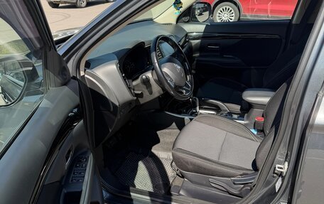Mitsubishi Outlander III рестайлинг 3, 2021 год, 2 300 000 рублей, 10 фотография