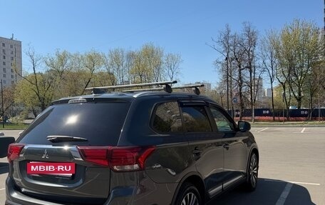 Mitsubishi Outlander III рестайлинг 3, 2021 год, 2 300 000 рублей, 6 фотография