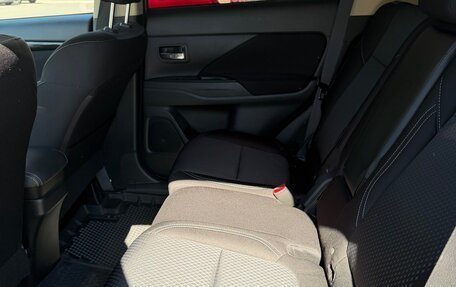 Mitsubishi Outlander III рестайлинг 3, 2021 год, 2 300 000 рублей, 13 фотография