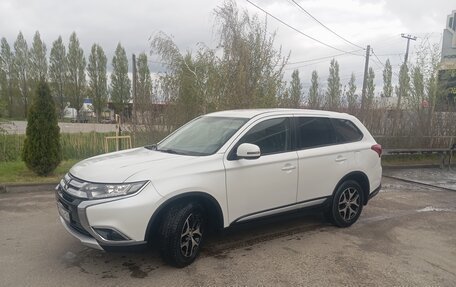 Mitsubishi Outlander III рестайлинг 3, 2016 год, 1 850 000 рублей, 2 фотография