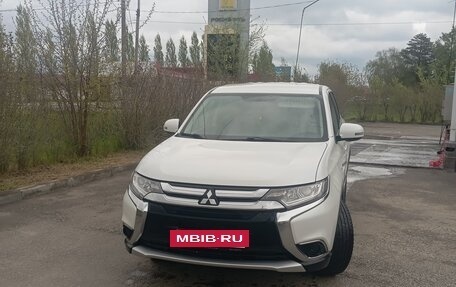 Mitsubishi Outlander III рестайлинг 3, 2016 год, 1 850 000 рублей, 3 фотография