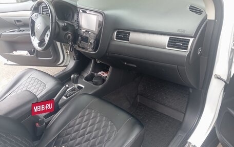 Mitsubishi Outlander III рестайлинг 3, 2016 год, 1 850 000 рублей, 13 фотография
