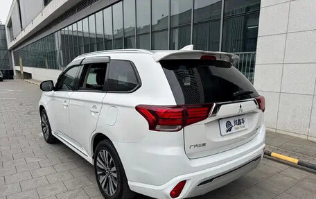 Mitsubishi Outlander III рестайлинг 3, 2022 год, 1 690 000 рублей, 4 фотография