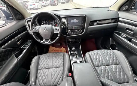 Mitsubishi Outlander III рестайлинг 3, 2022 год, 1 690 000 рублей, 7 фотография