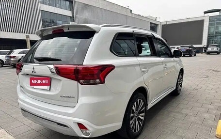 Mitsubishi Outlander III рестайлинг 3, 2022 год, 1 690 000 рублей, 6 фотография