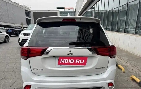 Mitsubishi Outlander III рестайлинг 3, 2022 год, 1 690 000 рублей, 5 фотография