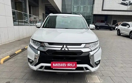 Mitsubishi Outlander III рестайлинг 3, 2022 год, 1 690 000 рублей, 2 фотография