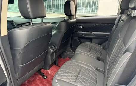 Mitsubishi Outlander III рестайлинг 3, 2022 год, 1 690 000 рублей, 9 фотография