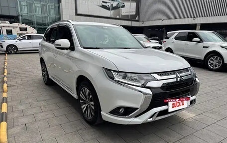 Mitsubishi Outlander III рестайлинг 3, 2022 год, 1 690 000 рублей, 3 фотография