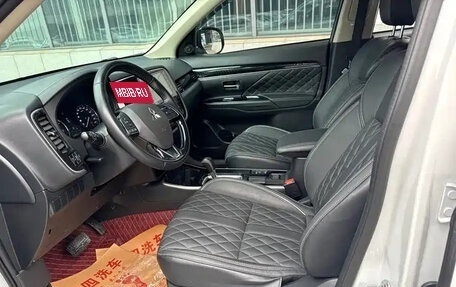 Mitsubishi Outlander III рестайлинг 3, 2022 год, 1 690 000 рублей, 8 фотография