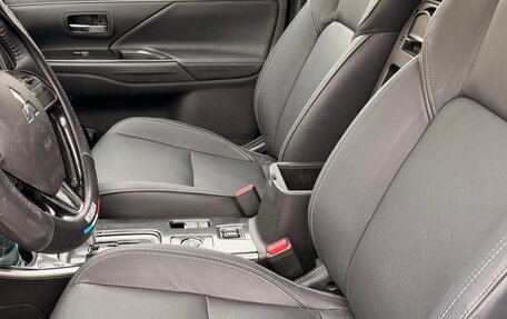 Mitsubishi Outlander III рестайлинг 3, 2020 год, 2 450 000 рублей, 4 фотография