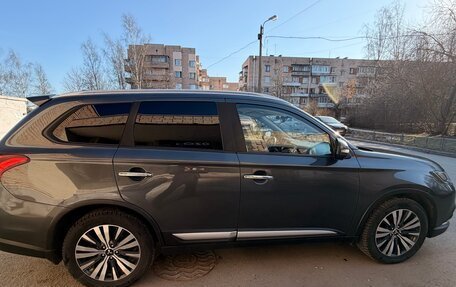 Mitsubishi Outlander III рестайлинг 3, 2020 год, 2 450 000 рублей, 13 фотография