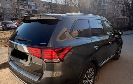 Mitsubishi Outlander III рестайлинг 3, 2020 год, 2 450 000 рублей, 15 фотография