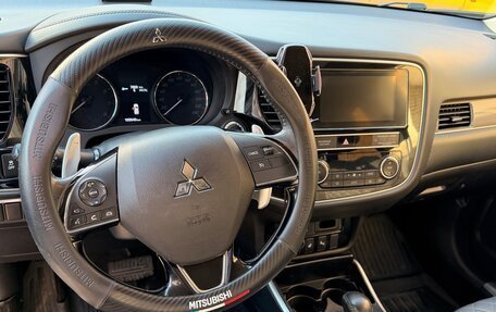 Mitsubishi Outlander III рестайлинг 3, 2020 год, 2 450 000 рублей, 11 фотография