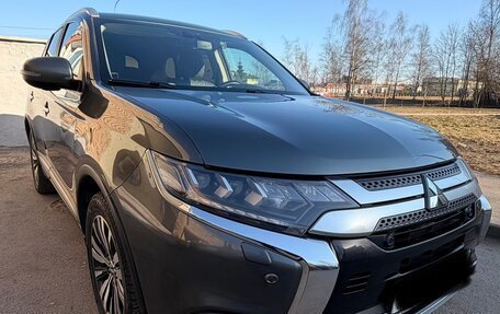 Mitsubishi Outlander III рестайлинг 3, 2020 год, 2 450 000 рублей, 14 фотография