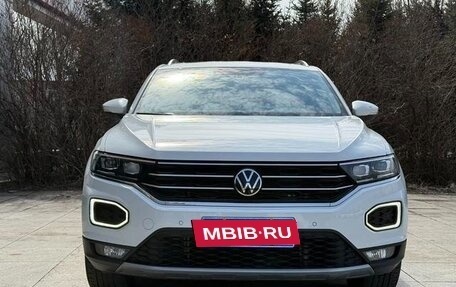 Volkswagen T-Roc I, 2023 год, 1 860 999 рублей, 2 фотография