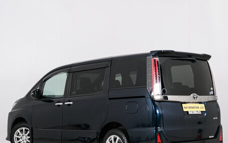 Toyota Noah III, 2019 год, 2 199 000 рублей, 5 фотография