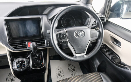 Toyota Noah III, 2019 год, 2 199 000 рублей, 10 фотография
