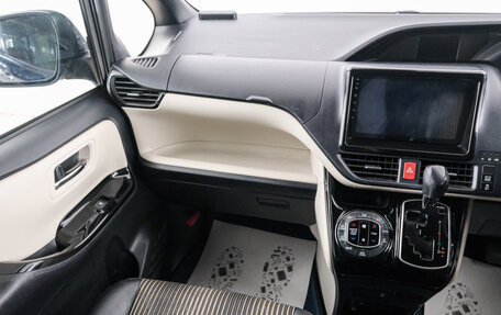 Toyota Noah III, 2019 год, 2 199 000 рублей, 12 фотография