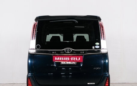 Toyota Noah III, 2019 год, 2 199 000 рублей, 6 фотография