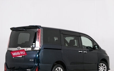 Toyota Noah III, 2019 год, 2 199 000 рублей, 7 фотография