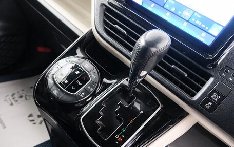Toyota Noah III, 2019 год, 2 199 000 рублей, 17 фотография