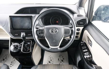 Toyota Noah III, 2019 год, 2 199 000 рублей, 15 фотография