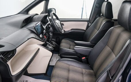 Toyota Noah III, 2019 год, 2 199 000 рублей, 14 фотография