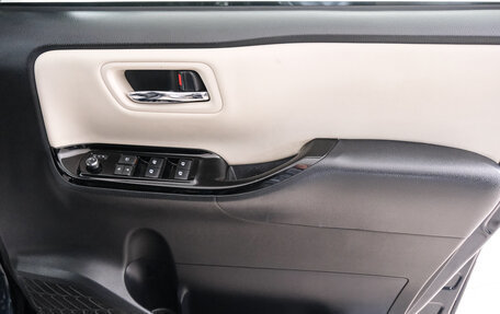Toyota Noah III, 2019 год, 2 199 000 рублей, 21 фотография