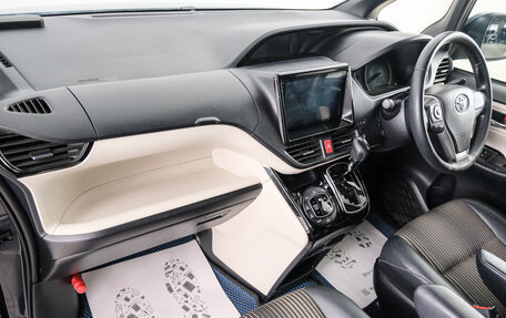 Toyota Noah III, 2019 год, 2 199 000 рублей, 13 фотография