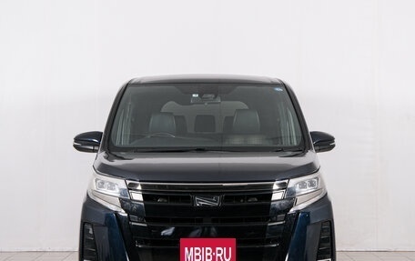 Toyota Noah III, 2019 год, 2 199 000 рублей, 2 фотография