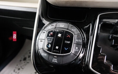 Toyota Noah III, 2019 год, 2 199 000 рублей, 18 фотография