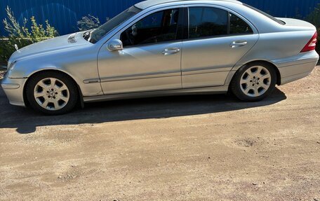 Mercedes-Benz C-Класс, 2004 год, 550 000 рублей, 3 фотография