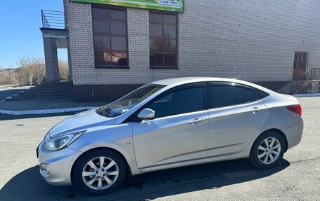 Hyundai Solaris II рестайлинг, 2011 год, 800 000 рублей, 5 фотография